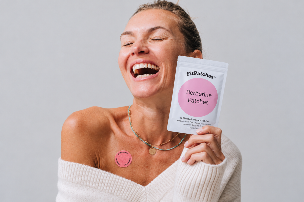 Жена с розова лепенка и опаковка FitPatches